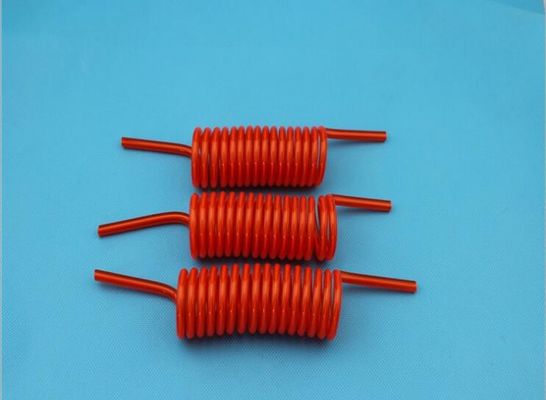 Helderkleurige elektrische krullerige verlengsnoer gespeld stroomkabel